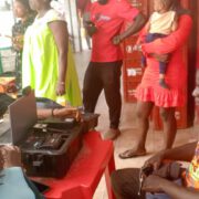 Serge Espoir Matomba mobilise les Camerounais pour les prochaines échéances électorales. Après le lieu-dit « Grand Hangar » le 02 mai, le Premier secrétaire du Peuple uni pour la rénovation sociale (Purs) et sa délégation ont mis le cap sur « Carrefour Mutzig », où ils ont encouragé les populations à s’inscrire sur les listes électorales.