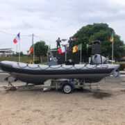 La marine camerounaise reçoit les clés d’une embarcation rapide des mains de Thierry Marchand, l’ambassadeur de la France au Cameroun. C’était au cours d’une cérémonie organisée ce mercredi 08 mai 2024 à la Base navale de Douala. Jean Mendoua, chef d’état-major de la marine nationale a réceptionné l’équipement au nom du ministre délégué à la présidence chargé de la Défense, Joseph Béti Assomo.