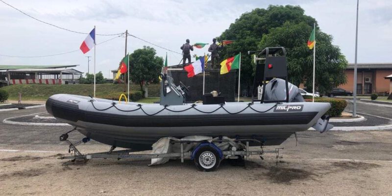 La marine camerounaise reçoit les clés d’une embarcation rapide des mains de Thierry Marchand, l’ambassadeur de la France au Cameroun. C’était au cours d’une cérémonie organisée ce mercredi 08 mai 2024 à la Base navale de Douala. Jean Mendoua, chef d’état-major de la marine nationale a réceptionné l’équipement au nom du ministre délégué à la présidence chargé de la Défense, Joseph Béti Assomo.