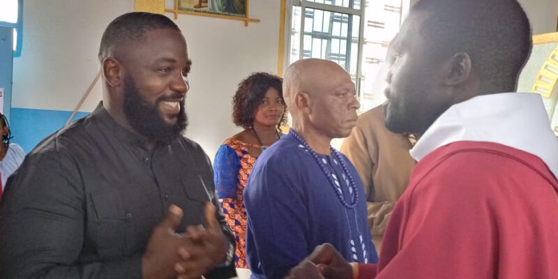 En guise de remerciements pour les bienfaits de Dieu dans sa vie, le conseiller municipal de la commune de Nkongsamba premier,  dans le département du Moungo, a lors de la  commémoration de la fête de l’Esprit saint le dimanche 19 mai 2024, offert des dons en offrande.