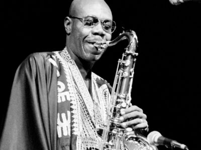 Quatre ans après sa mort, le célèbre saxophoniste camerounais et chanteur de world jazz, Manu Dibango, marque encore les esprits. Son talent et l’héritage musical qu’il a laissé au monde, ont été célébrés au cours d’une cérémonie organisée le 3 mai dernier au siège de la représentation diplomatique du Cameroun en France.