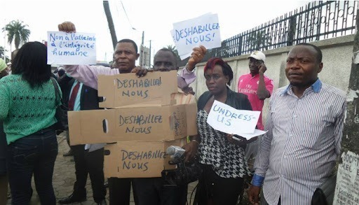 Conduits à la « place du gouvernement » à Bonanjo par leur présidente, Marion Obam, les membres du Syndicat national des journalistes du Cameroun (Snjc) n’ont pas pu tenir leur traditionnelle manifestation ce vendredi, à l’occasion de la Journée mondiale de la liberté de la presse.