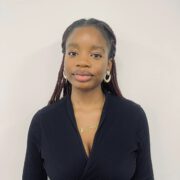 Agée de seulement 20 ans, Tamara Essesse Nkom, cinquième fille de l’homme politique Hervé Emmanuel Nkom, défie les attentes en tant que présidente de l’association caritative « Afrique Sans Frontière ». L’Organisation non gouvernementale a été fondée il y a 30 ans par sa mère et s’illustre comme un phare de solidarité et d’engagement en faveur des populations défavorisées du Cameroun et de l’Afrique. Dans cette interview exclusive accordée à La Plume de l’Aigle, la jeune leader présente les domaines de compétences de cette association et partage par ailleurs, les nombreux défis auxquels elle a été confrontée dans sa gestion.  