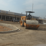 À partir du mois de juin, les habitants de Douala se préparent à affronter une période de difficultés accrues avec la fermeture du carrefour Tradex à Yassa. Cette décision, motivée par le début des travaux de construction d'un échangeur à 06 sorties, est destinée à améliorer l'infrastructure routière de la ville. Cependant, cette amélioration potentielle s'accompagne d'un prix élevé pour les résidents locaux.