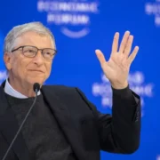 Bill Gates est un militant assumé de la dépopulation africaine. Il considère la vitalité démographique en Afrique comme un danger Bill Gates est le principal financier de GAVI, qui prétend “aider l’Afrique” en distribuant à tour de bras des vaccins à des États mendiants, afin qu’ils fassent piquer leurs populations. 