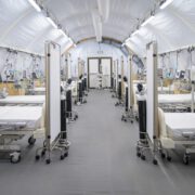 Depuis son inauguration le 8 avril 2024, l'hôpital de campagne des Émirats arabes unis à Abéché, au Tchad, a accueilli plus de 9 000 réfugiés soudanais. Ces derniers ont reçu des soins médicaux et des services de traitement. 