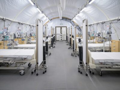 Depuis son inauguration le 8 avril 2024, l'hôpital de campagne des Émirats arabes unis à Abéché, au Tchad, a accueilli plus de 9 000 réfugiés soudanais. Ces derniers ont reçu des soins médicaux et des services de traitement. 