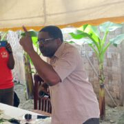 De retour de sa tournée européenne hier, l’homme politique camerounais et leader de la plateforme Kawtal a mobilisé une centaine de ressortissants de sa région natale ce samedi 1er juin 2024. Sur la grande cours de sa résidence à Bonapriso, Abel Elimbi Lobe a demandé à sa communauté d’être prêt pour les batailles à venir en vue de récupérer non seulement leurs terres ancestrales, mais également les postes de sénateurs et députés de la nation réservés aux natifs de la région du Littoral.