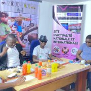 Le single a été présenté aux hommes de médias le jeudi 13 juin 2024, dans les locaux de l’agence de communication et de campagne digitale Ndengue Consulting, sis au quartier Akwa dans la capitale économique camerounaise.