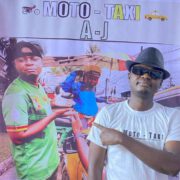 C’est un A-J (Aaron Jacsson) tout neuf que nous découvrons dans le single Moto-Taxi, sorti ce mois de juin 2024. Dans ce nouveau projet musical, le chanteur plonge les mélomanes dans la relation très tendue entre les conducteurs de mototaxis et les taximen du pays. 
