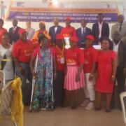 Sous la supervision de la fondation Friedrich Ebert Stiftung, le Syndicat national des travailleurs et travailleuses domestiques, professionnels (Snatdpro) a organisé le 13 juin 2024 à Yaoundé, un atelier pour présenter la convention 189 de l’Organisation internationale du travail (OIT) et la nécessité de la ratifier pour protéger les travailleurs domestiques au Cameroun. L’objectif était de montrer au gouvernement et aux décideurs l’importance de la ratification de cette loi et la nécessité de professionnaliser le secteur.
