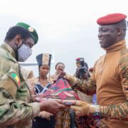 Le président de la Transition malienne, le colonel Assimi Goita est arrivé à Ouagadougou ce mardi 25 juin 2024, à 10h. Il a été accueilli à sa descente d’avion par son homologue burkinabé, le capitaine Ibrahim Traoré, « marquant ainsi le début d’une visite d’amitié et de travail de haute importance », précise la cellule de communication de la présidence de la République malienne.