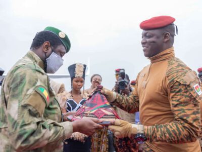 Le président de la Transition malienne, le colonel Assimi Goita est arrivé à Ouagadougou ce mardi 25 juin 2024, à 10h. Il a été accueilli à sa descente d’avion par son homologue burkinabé, le capitaine Ibrahim Traoré, « marquant ainsi le début d’une visite d’amitié et de travail de haute importance », précise la cellule de communication de la présidence de la République malienne.