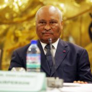 Première constatation : Laurent Esso, garde des sceaux (ministre de la justice). Ça rime plutôt bien. Ça rime d’autant plus bien qu’il est aussi magistrat de formation. Ce qui veut dire que le poste de ministre (ministre d’Etat) chargé de la justice lui va comme un gant. Il semble y être très à l’aise qu’il est aussi froid que l’est la justice lorsqu’il s’agit de mettre en application la loi. D’autres y feraient un rapprochement avec son signe zodiacal. Né le 10 août 1942, il est du signe du Lion dont on dit que l’intelligence rationnelle constitue leur principale caractéristique. Dominateurs, les Lions ont toujours su dominer les situations qui se présentent à eux. A ce qu’il paraît, tout leur réussit. 