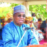 « Je m’engage à travailler efficacement pour relever avec célérité les défis qui m’attendent au ministère des Finances. Et ainsi continuer de mériter la confiance placée en moi par le président de la République, S.E. Paul Biya ». Ces paroles de Louis Paul Motaze, ministre camerounais des Finances, résonnent comme une prestation de serment. Une sorte de contrat de performance qu’il a signée afin d’être en conformité avec les paroles de la deuxième strophe du chant de ralliement « O ! Cameroun, berceau de nos ancêtres » qui disent succinctement : « Nous travaillons pour te rendre prospère, un beau jour enfin nous serons arrivés ». 