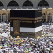 Selon des sources  concordantes, le ministère de l’Administration territoriale interdit aux pèlerins camerounais de ramener de l’eau ‘’bénite’’ de la terre sainte. Leurs valises subissent un contrôle systématique au départ de Djeddah, en Arabie Saoudite. Plusieurs cas de vols ont été signalés par des pèlerins arrivés au Cameroun hier samedi 29 juin 2024.