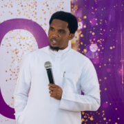 Dans la crise en cours entre le ministère des Sports et de l’éducation physique (Minsep) et la Fédération camerounaise de football (Fecafoot), notre rédaction a pris le temps de comprendre les motivations des différents protagonistes qui s’affrontent autour du professeur Narcisse Mouelle Kombi et de Samuel Eto’o. De la présidence de la République, aux anges déchus en passant par les frustrés mécontents, les fans et les partis politiques, nous vous dévoilons, en toute neutralité, notre grille de lecture sur les réelles motivations des détracteurs et des soutiens du président de l’instance faitière du football camerounais. 