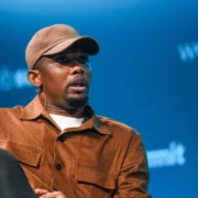 Dans la crise en cours entre le ministère des Sports et de l’éducation physique (Minsep) et la Fédération camerounaise de football (Fecafoot), notre rédaction a pris le temps de comprendre les motivations des différents protagonistes qui s’affrontent autour du professeur Narcisse Mouelle Kombi et de Samuel Eto’o. De la présidence de la République, aux anges déchus en passant par les frustrés mécontents, les fans et les partis politiques, nous vous dévoilons, en toute neutralité, notre grille de lecture sur les réelles motivations des détracteurs et des soutiens du président de l’instance faitière du football camerounais. 