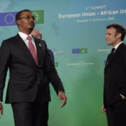 Plusieurs éditorialistes pointent un doigt accusateur sur Paris, qui tenterait de « discréditer » le numéro un  tchadien. Notamment, auprès de la société civile locale et internationale. Ceci, parce que ce dernier aurait adopté une nouvelle politique qui contredit les ambitions et les intérêts de cette ancienne puissance coloniale  dans le pays.