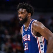 Le Camerounais Joël Embiid s’est lâché face à Emmanuel Macron. Dans une interview accordée au New York Times, la star du basket est revenue sur sa conversation avec le président français, Emmanuel Macron et son refus de jouer avec les Bleus : « Je lui ai dit qu’une chose qui me dérangeait beaucoup était la relation entre la France et le Cameroun, et les pays africains en général.»
