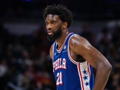 Le Camerounais Joël Embiid s’est lâché face à Emmanuel Macron. Dans une interview accordée au New York Times, la star du basket est revenue sur sa conversation avec le président français, Emmanuel Macron et son refus de jouer avec les Bleus : « Je lui ai dit qu’une chose qui me dérangeait beaucoup était la relation entre la France et le Cameroun, et les pays africains en général.»