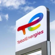 Après plusieurs années de coopération économique entre la compagnie TotalEnergies et le Mali, la multinationale française a été surprise en flagrant délit de livraison du carburant aux hommes armés. Plusieurs images circulent sur les réseaux sociaux montrant une citerne avec la marque de la société Total en plein désert pour livrer le pétrole aux terroristes Touaregs pour alimenter leurs motos qui leurs permettent de fuir après avoir mené des actes horribles.