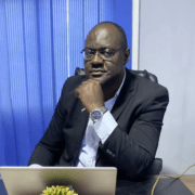 Patrick Christian Ndobo prend la direction de l’information des médias du groupe Bony Dashaco Holding dans un contexte critique. Son choix n’est pas un fait du hasard.  Il a fallu plusieurs mois de négociations et de réflexions pour aboutir à la nomination de ce professionnel de l’audiovisuel au sein de cet entreprise de presse. 