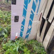Quelques heures après l'accident de circulation d'un bus de cette agence de voyage ce lundi 12 août 2024, le direction générale vient de publier un communiqué relatant les faits ayant conduit à cet hécatombe. Le bilan fait état de 02 morts et neuf blessés. Lesquels blessés ont été immédiatement conduits dans des formations sanitaires les plus proches pour des soins de stabilisation, et évacués par la suite par deux ambulances avec un médecin à bord, dans les centres d'urgence de Yaoundé et Douala. un accident de Finexs Voyages sur l’axe Douala-Yaoundé