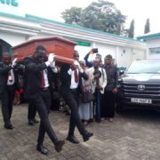 Décédée le 1er août 2024 à la l’hôpital militaire de Douala à 71 ans, l’éditorialiste, militante nationaliste et ancienne membre du Conseil national de la communication (Cnc), a été inhumée ce vendredi 23 août 2024, à son domicile familial situé au quartier Bali, dans la capitale économique camerounaise. Issa Tchiroma Bakary, ministre de l’Emploi et la formation professionnelle ; l’ancien délégué du gouvernement auprès de la communauté urbaine de Douala, Fritz Ntone Ntone ; Charles Ndongo, directeur général de la Cameroon Radio Television (Crtv) et Cécile Dipoko Lobe, membre de la Mutuelle des personnes âgées du Cameroun (Mupac), lui rendent hommage dans ces extraits sélectionnés par notre rédaction.