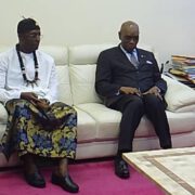 Le chef supérieur du canton Akwa a été reçu en audience jeudi 29 août dans la capitale camerounaise par les ministres Jean Ernest Ngalle Bibehe des Transports et Henri Eyebe Ayissi des Domaines, du cadastre et des affaires foncières.