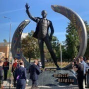 Un monument dédié à ce leader historique sud-africain a été inauguré dans la capitale russe le 9 septembre 2024. Le club russo-africain de l'Université d'État de Moscou Lomonosov a saisi l’occasion pour créer un film documentaire sur Nelson Mandela.