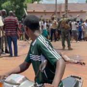 Dans sa volonté à ruiner la révolution engagée au Mali par le colonel Assimi Goïta, des informations de plus en plus précises émanant d’une source des services de sécurité malienne, font état de ce qu’une promesse de 2 milliards de Fcfa aurait été faite aux terroristes pour cette sale besogne déstabilisatrice. 