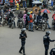 Plusieurs personnes arrêtées dans le cadre de la lutte contre l’insécurité et le trafic de drogue dans la capitale économique camerounaise ont été remises en liberté contre toute attente. Les magistrats sur le banc des accusés. 