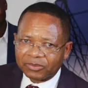 A moins de ne pas donner raison à un homme politique gabonais qui disait : « Si vous voulez avoir de beaux discours, allez au Cameroun », il faudrait bien qu’on explique clairement aux populations camerounaises ce qui se passe exactement en ce qui est de la fourniture en énergie électrique au Cameroun avec la résurgence des interruptions intempestives qui causent d’énormes préjudices à toutes les classes sociales du pays. Ménages, industriels, opérateurs économiques dans leurs différentes strates, tous sont logés à la même enseigne à Douala depuis la mi-août 2024.