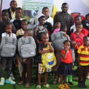 Ce dimanche 8 septembre 2024, l'association Action pour le Développement Durable (A2D) a organisé une cérémonie de remise de dons en matériel scolaire au profit des enfants démunis et déplacés internes de la crise du Nord-Ouest et du Sud-Ouest (NOSO) de Bonabéri. L’événement, qui s’est déroulé de 10h à 13h, a permis de distribuer 20 kits scolaires aux enfants âgés de 5 à 16 ans, grâce aux contributions généreuses de donateurs.