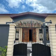 Votre salle de cérémonies BT Home est une salle polyvalente climatisée située à Douala à Makepe Saint-Tropez à l'entrée Marie Lumière sur rue la Colombe vous propose : 
