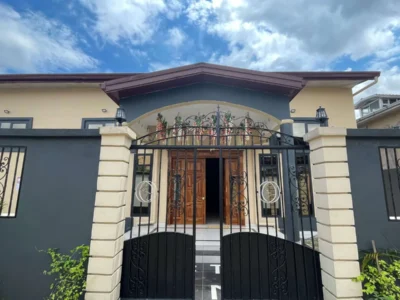 Votre salle de cérémonies BT Home est une salle polyvalente climatisée située à Douala à Makepe Saint-Tropez à l'entrée Marie Lumière sur rue la Colombe vous propose : 