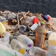 Alors que la planète est confrontée à des défis environnementaux de plus en plus critiques tels que la pollution et la mauvaise gestion des déchets, il est impératif pour les entreprises d’intégrer le volet environnemental dans leur politique de Responsabilité sociétale des entreprises (RSE). Dans des villes comme Douala, le dépôt sauvage d’ordures est un problème urgent qui nécessite des actions concertées pour protéger à la fois l’environnement et la qualité de vie des habitants.