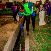 À Douala, le plastique à usage unique est partout. Que ce soit dans les marchés, les supermarchés ou les boutiques, presque tous les achats sont emballés dans des sacs plastiques non biodégradables. Bien que ces sacs soient pratiques, leur impact sur notre environnement est très préoccupant.