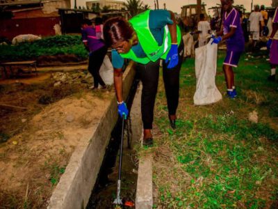 À Douala, le plastique à usage unique est partout. Que ce soit dans les marchés, les supermarchés ou les boutiques, presque tous les achats sont emballés dans des sacs plastiques non biodégradables. Bien que ces sacs soient pratiques, leur impact sur notre environnement est très préoccupant.