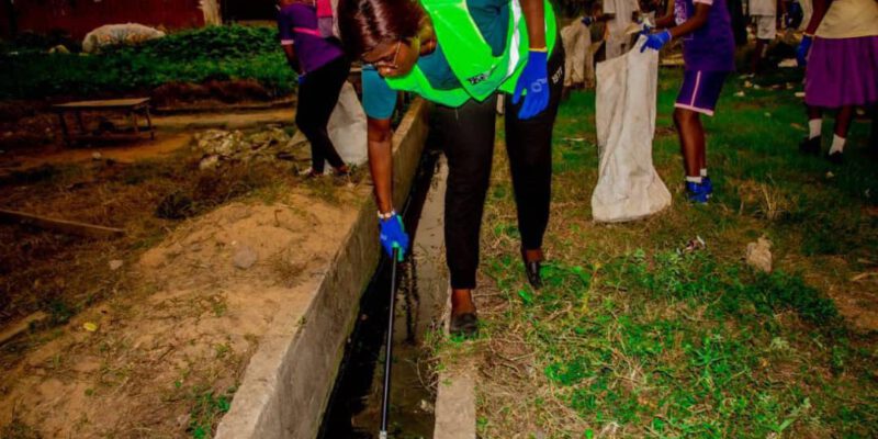 À Douala, le plastique à usage unique est partout. Que ce soit dans les marchés, les supermarchés ou les boutiques, presque tous les achats sont emballés dans des sacs plastiques non biodégradables. Bien que ces sacs soient pratiques, leur impact sur notre environnement est très préoccupant.