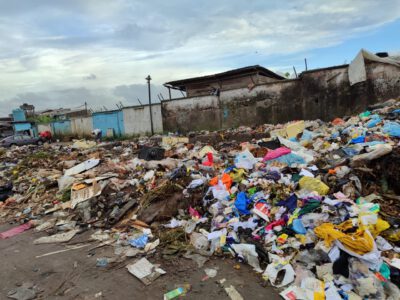 La gestion des déchets à Douala reste un défi majeur, mais des solutions pratiques et novatrices peuvent transformer la ville pour un avenir plus propre et durable. La récente mise en service par la mairie de la ville d'un centre de transfert de déchets d'une capacité de 1000 tonnes par jour marque un tournant crucial. Cependant, il est nécessaire d'aller plus loin pour bâtir un système de gestion des déchets efficace. 