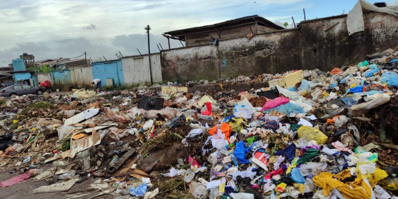La gestion des déchets à Douala reste un défi majeur, mais des solutions pratiques et novatrices peuvent transformer la ville pour un avenir plus propre et durable. La récente mise en service par la mairie de la ville d'un centre de transfert de déchets d'une capacité de 1000 tonnes par jour marque un tournant crucial. Cependant, il est nécessaire d'aller plus loin pour bâtir un système de gestion des déchets efficace. 