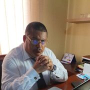 Dans cette tribune intitulée « Notre conscience nationale à l’épreuve de la désinformation », le colonel à la retraite dénonce la République du buzz alors qu’il y a plusieurs patates chaudes sur la table de Yaoundé.