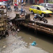Chaque saison des pluies, Douala, poumon économique du Cameroun, est confrontée à des inondations récurrentes qui paralysent la ville et mettent à mal ses populations et infrastructures. Des quartiers comme Bonaberi, Makepe Missoke, Nkongmondo et bien d'autres se transforment en véritables marécages, laissant des centaines de familles dans la précarité. 
