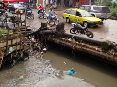 Chaque saison des pluies, Douala, poumon économique du Cameroun, est confrontée à des inondations récurrentes qui paralysent la ville et mettent à mal ses populations et infrastructures. Des quartiers comme Bonaberi, Makepe Missoke, Nkongmondo et bien d'autres se transforment en véritables marécages, laissant des centaines de familles dans la précarité. 