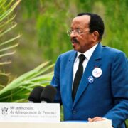 Les gardiens des traditions ancestrales sont convaincus que l’actuel occupant du Palais de l’unité reste le « meilleur risque » en octobre 2025. Quelques semaines plus tôt, certains religieux de l’Eglise catholique romaine s’opposaient à une éventuelle candidature de Paul Biya à la prochaine élection présidentielle au Cameroun.