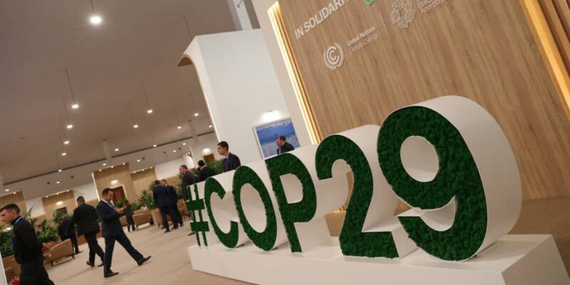À la COP29, les parties ont franchi un cap décisif en convenant d’un accord global sur le marché carbone. Selon la Convention-cadre des Nations unies sur les changements climatiques (UNFCCC), ce mécanisme vise à permettre aux États de mettre en œuvre leurs plans d’action climatique plus rapidement et à moindre coût. Cet accord pourrait également jouer un rôle crucial dans l’objectif de réduire de moitié les émissions mondiales d’ici 2030, conformément aux exigences scientifiques pour limiter le réchauffement à 1,5 °C.