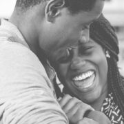 La richesse et la diversité culturelle qu’il y a en Afrique sont impressionnantes. Il faut énormément d’efforts pour découvrir et explorer chacune des merveilles qu’offrent nos différentes cultures. Nous les hommes on aime les femmes, on les aime beaucoup même d’ailleurs. Pour multiples raisons, on s’attache à elles et on fait d’elles nos reines, et l’une des principales raisons de notre choix c’est la fidélité. Les filles anglophones ont le mérite d’être les plus fidèles et les plus vertueuses dans ce sens. Ce qui fait qu’elles sont de plus en plus  demandées et deviennent assez inaccessibles  et difficiles à appâter, surtout pour nous francophones « extraterrestres ».