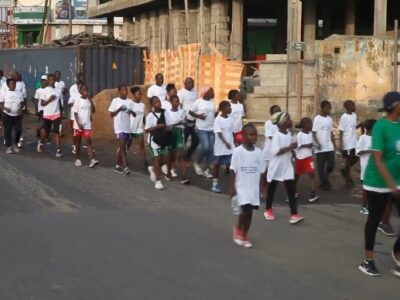 A l’initiative de l’homme d’affaires Willy Dave Douma, une marche sportive aura lieu au quartier Ngodi-Akwa et ses environs ce dimanche 22 décembre 2024. Placée sous le signe du vivre-ensemble, cette deuxième édition s’inscrit dans la même logique que la première. Elle prône le partage et l’échange dans ce quartier du 1er arrondissement de Douala. Le top départ est prévu à 6h au lieu-dit « petit stade », situé à un jet de pierre du camp des sapeurs-pompiers à Ngodi. 